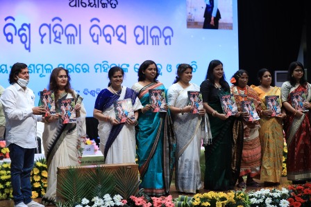 ओडिया कादंबिनी मासिक पत्रिका का   महिला सरपंच विशेषांक का हुआ लोकार्पण