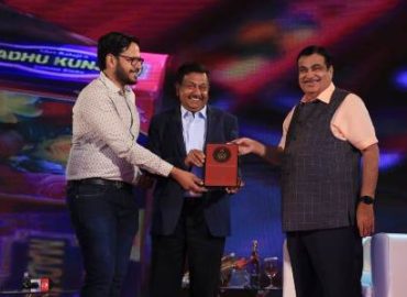 केन्द्रीय एमएसएमई मिनिस्टर श्री नितिन गटकरी द्वारा मधुकुंज अगरबत्ती कंपनी के निदेशक श्री रामावतार अग्रवाल सम्मानित