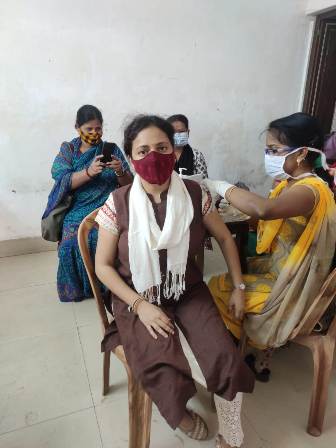 04मई को भुवनेश्वर यंग इण्डियन-सीआईआई टीकाकरण अभियान शिविर में लगभग200 लोगों को कोरोना का टीका लगा ओडिशा में 03मई तक कुल लगभग 59 लाख लोगों ने  कोरोना का टीका लिया