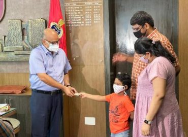 6वर्षीय देवांक अग्रवाल ने भुवनेश्वर पुलिस कोरोना योद्धाओं के सहायतार्थ दिया 11,000 रुपये  डोनेशन   पुलिस आयुक्त श्री एस प्रियदर्शी ने देवांक को दिया बहुत सारा प्यार