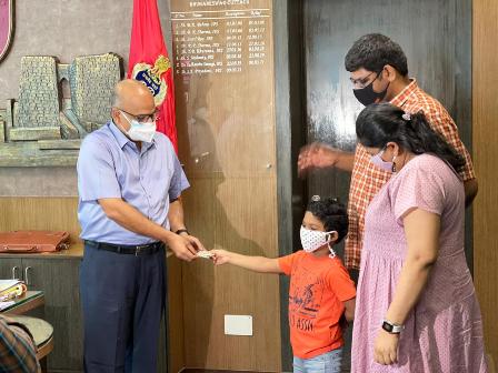 6वर्षीय देवांक अग्रवाल ने भुवनेश्वर पुलिस कोरोना योद्धाओं के सहायतार्थ दिया 11,000 रुपये  डोनेशन   पुलिस आयुक्त श्री एस प्रियदर्शी ने देवांक को दिया बहुत सारा प्यार