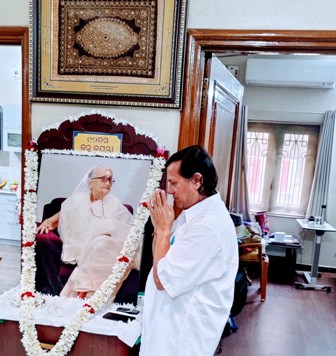 प्रोफेसर अच्युत सामंत ने अपनी मां  स्वर्गीया नीलिमारानी सामंत की  93वीं जयंती अकेले ही मनाई