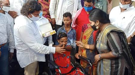 कंधमाल सांसद प्रोफेसर अच्युत सामंत ने विकलांग बच्चे को ह्वीलचेयर डोनेट किया
