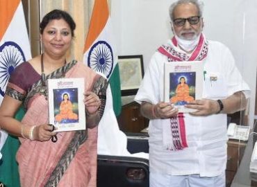 ओडिशा के महामहिम राज्यपाल प्रोफेसर गणेशीलाल को   कविता गुप्ता ने भेंट  की  “सीतायन “का हिन्दी संस्करण