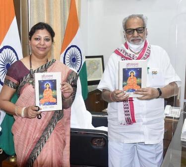 ओडिशा के महामहिम राज्यपाल प्रोफेसर गणेशीलाल को   कविता गुप्ता ने भेंट  की  “सीतायन “का हिन्दी संस्करण
