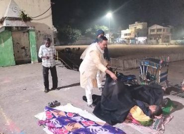 विद्वत परिषद पुरी की ओर से रेलवे स्टेशन पुरी के बेसहारों को दिया गया कंबल