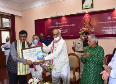 ओडिशा के महामहिम राज्यपाल प्रोफेसर गणेशीलाल द्वारा श्री सुभाष गुप्ता,डा विजय खण्डेलवाल,श्रीमती ललिता अग्रवाल, श्री रक्षित नायक तथा श्री हरि प्रसाद भारती आदि समेत अनेक विभूतियों को चिंता-व-चेतना राष्ट्रीय सम्मानः2020 से सम्मानित