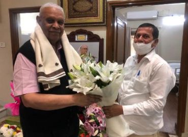 प्रोफेसर अच्युत सामंत ने अशोक पाण्डेय के  जन्मदिन पहली जनवरी पर उन्हें सम्मानित किया समाज की अनेक विभूतियों ने जन्मदिन की बधाई