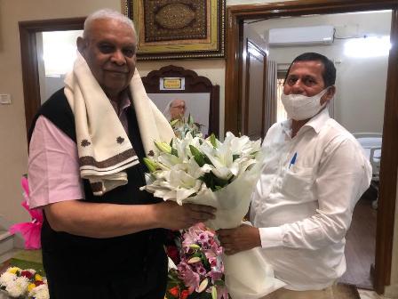 प्रोफेसर अच्युत सामंत ने अशोक पाण्डेय के  जन्मदिन पहली जनवरी पर उन्हें सम्मानित किया समाज की अनेक विभूतियों ने जन्मदिन की बधाई