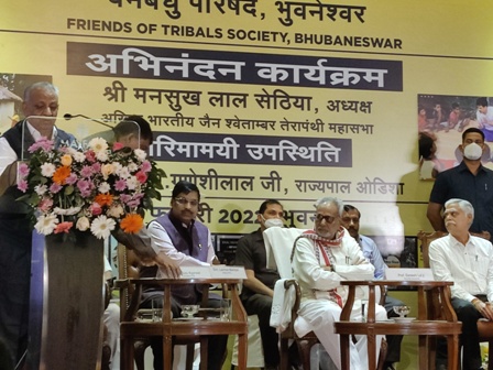 श्री मनसुखलाल सेठिया राज्यपाल प्रोफेसर गणेशी लाल के कर-कमलों द्नारा अभिनंदित