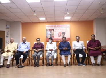 डा.अन्तर्यामी मिश्रा द्वारा लिखित गीतांजलि का ओडिया अनुवाद तथा यादें नई पुरानी हिन्दी गजल संग्रह लोकार्पित