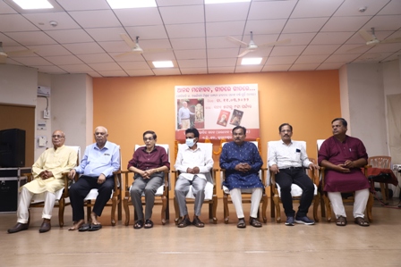 डा.अन्तर्यामी मिश्रा द्वारा लिखित गीतांजलि का ओडिया अनुवाद तथा यादें नई पुरानी हिन्दी गजल संग्रह लोकार्पित