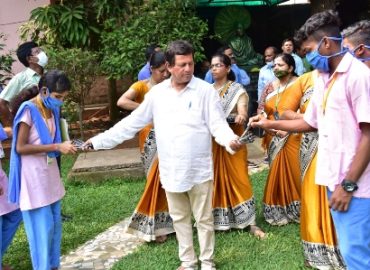 ओडिशा बोर्ड आफ सेकेण्डरी  एडुकेशन की दसवीं की बोर्ड परीक्षा में कीस के कीर्तिमान 2220 आदिवासी छात्र-छात्राएं सम्मिलित हो रहे हैं जबकि सीएचएसइ में कीस के 1230 आदिवासी छात्र-छात्राएं