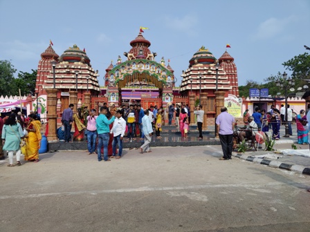 रामनवमी पर परशुराम मित्रमण्डल, भुवनेश्वर की ओर की गई शीतल पेय तथा जलसेवा