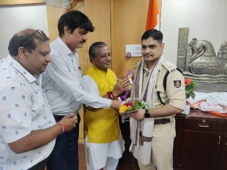 यु.पी.एम.एस. , कटक शाखा के पदाधिकारियों द्वारा श्री पिनाक मिश्रा जी का, डी सी पी का पदभार संभालने पर अभिनंदन