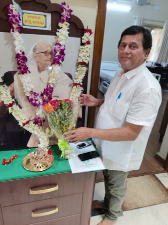 महान शिक्षाविद् प्रोफेसर अच्युत सामंत ने    अकेले ही मनाया मातृदिवस