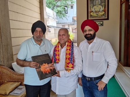 महान शिक्षाविद प्रोफेसर अच्युत सामंत को भेंट की गई “गुरु तेग बहादुर जी की 400वीं जयंती” पर प्रकाशित पुस्तक