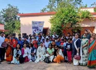 आपणो  परिवार ने अनाथ बच्चो के बिच मनाई मदर्स डे