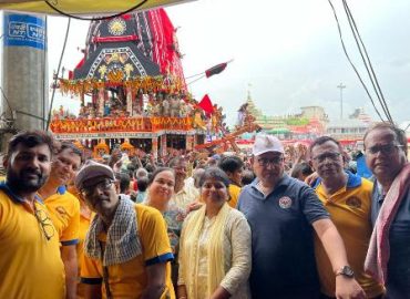 रथयात्रा के दिन आपणो परिवार,भुवनेश्वर ने  पुरी में दी हजारों जगन्नाथ भक्तों को निःशुल्क  बिस्कुट,जूस,शर्बत तथा शीतल जल