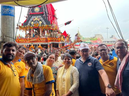 रथयात्रा के दिन आपणो परिवार,भुवनेश्वर ने  पुरी में दी हजारों जगन्नाथ भक्तों को निःशुल्क  बिस्कुट,जूस,शर्बत तथा शीतल जल