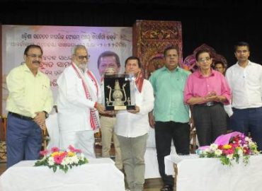 प्रोफेसर अच्युत सामंत को ओडिशा नागरिक मंच की ओर से सम्मानित किये मान्यवर राज्यपाल प्रोफेसर गणेशीलाल