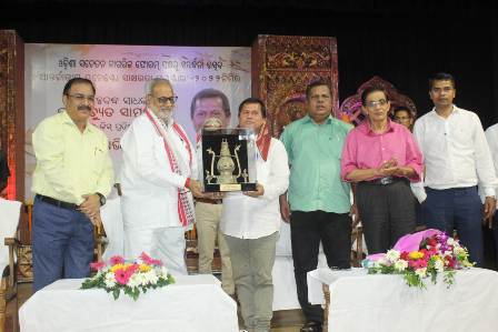 प्रोफेसर अच्युत सामंत को ओडिशा नागरिक मंच की ओर से सम्मानित किये मान्यवर राज्यपाल प्रोफेसर गणेशीलाल