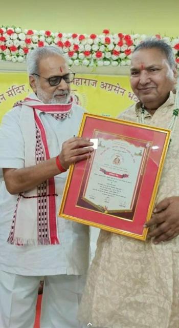 राज्यपाल प्रोफेसर गणेशी लाल द्वारा  कटक के विशिष्ट कारोबारी, समाजसेवी तथा आध्यात्मिक पुरुष श्रीनिवास गुप्ता सम्मानित
