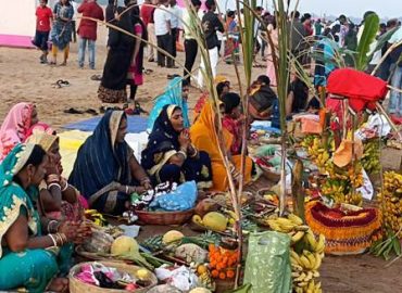 विश्वास भुवनेश्वर ने ऐतिहासिक तरीके से आयोजित किया न्यू बाली यात्रा मैदान कुआखाई छठघाट पर डूबते हुए सूरज के शाम के अर्घ्य का कार्यक्रम