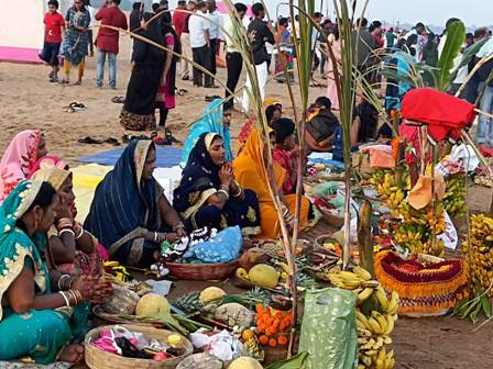 विश्वास भुवनेश्वर ने ऐतिहासिक तरीके से आयोजित किया न्यू बाली यात्रा मैदान कुआखाई छठघाट पर डूबते हुए सूरज के शाम के अर्घ्य का कार्यक्रम