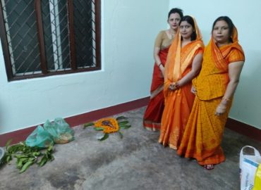 भुवनेश्वर में छठ का खरना प्रसाद सेवन किए छठव्रती के हित-मित्र