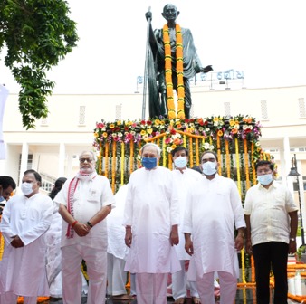 गांधीजयंती तथा शास्त्री जी जयंती पर ओडिशा के राज्यपाल, मुख्यमंत्री, शिक्षाविद् तथा स्कूली बच्चों ने उन्हें याद किया तथा दी श्रद्धांजलि