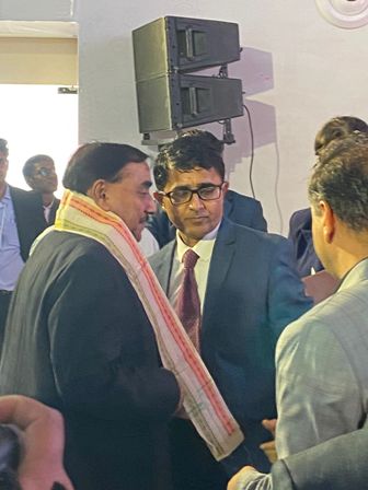 मेक इन ओडिशा कॉन्क्लेव-2022 में ओडिशा के लीडिंग डेवलपर चेतन टेकरीवाल बीडीए वायसचेयरमैन आईएएस बलवंत सिंह द्वारा सम्मानित