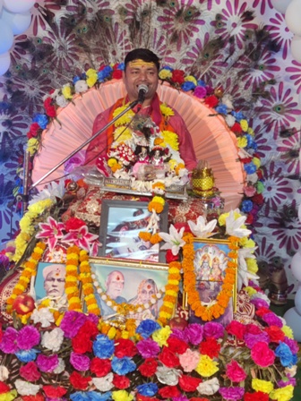 पांच दिवसीय आध्यात्मिक कथा का दूसरा दिवस झारपाडा़ श्याम मंदिर में भक्तों ने श्रवण किया श्रीकृष्ण जन्मोत्सव