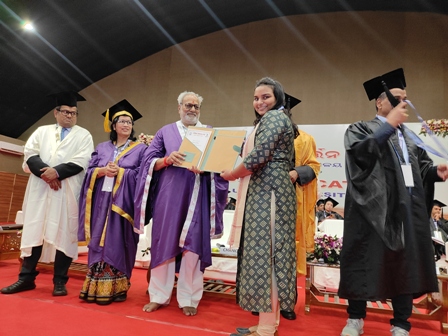 उत्कल विश्वविद्यालय,भुवनेश्वर के 52वें  वार्षिक दीक्षांत समारोह में खुशी प्रसाद को    पीजी स्टेटिस्क्स कोर्स में सबसे अधिक सीजीपी लाने के लिए  राज्यपाल प्रो. गणेशीलाल की गरिमामयी उपस्थिति में  मुख्य अतिथि भारत के उच्चतम न्यायालय के  पूर्व न्यायाधीश वी. गोपाला गवडा द्वारा  प्रदान किया गया प्रमाणपत्र