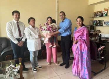 प्रो.अच्युत सामंत द्वारा भारतीय बुक रिकार्ड बनानेवाली लगभग दो साल की कीट इण्टरनेशनल स्कूल की प्री-नर्सरी की  अद्विका भुरा सम्मानित