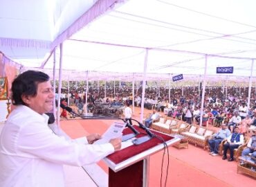 कीस अभिभावक महाकुम्भ में लगभग एक लाख आदिवासी अभिभावकों ने हिस्सा लिया