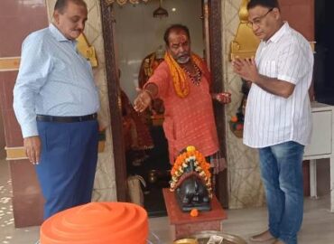 उत्कल गैलेरिया के मां करणी मंदिर में  सुभाष  भुरा (उत्कल बिल्डर्) के द्वारा देवार्चन परिवार का 31वाँ विसर्जन पात्र का हुआ समर्पण