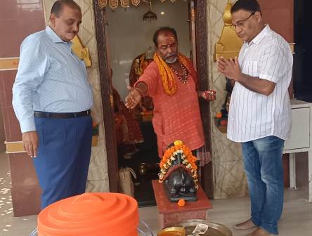उत्कल गैलेरिया के मां करणी मंदिर में  सुभाष  भुरा (उत्कल बिल्डर्) के द्वारा देवार्चन परिवार का 31वाँ विसर्जन पात्र का हुआ समर्पण