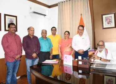 राज्यपाल प्रो. गणेशी लाल को “जब मैं गरीब था” हिंदी कविता संग्रह भेंट