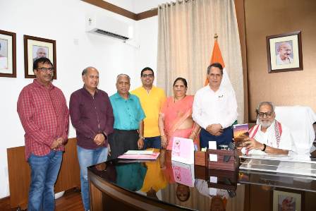 राज्यपाल प्रो. गणेशी लाल को “जब मैं गरीब था” हिंदी कविता संग्रह भेंट