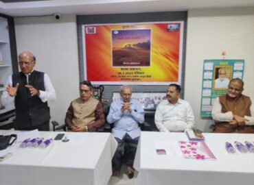 किशन खण्डेलवाल का कविता संग्रह”जब हम गरीब थे” महालेखाकार विश्वनाथ सिंह जादौन द्वारा लोकार्पित
