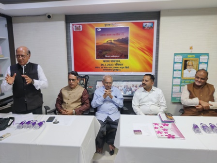 किशन खण्डेलवाल का कविता संग्रह”जब हम गरीब थे” महालेखाकार विश्वनाथ सिंह जादौन द्वारा लोकार्पित