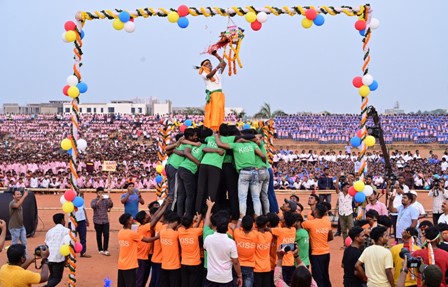 कीस  के बच्चों ने आलीवुड कलाकारों के साथ  खेली होली