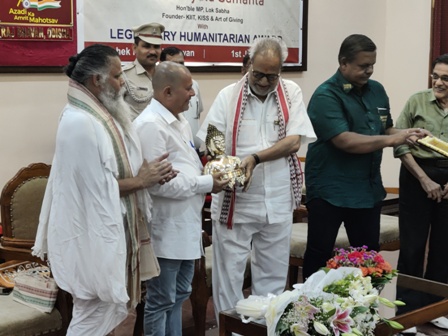 राज्यपाल प्रो.गणेशी लाल द्वारा प्रो.अच्युत सामंत  प्रसिद्ध मानवतावादी अवार्ड से हुए सम्मानित