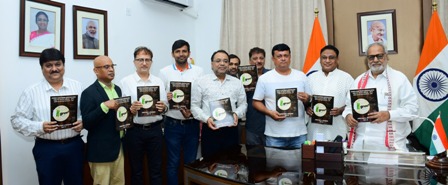 आज राज्यपाल भवन में प्लाइवुड एंड ग्लास ट्रेडर्स एसोसिएशन की डायरेक्टरी और सौवेनीर का विमोचन  माननीय उड़ीसा के राज्यपाल श्री गणेशी लाल जी के द्वारा किया गया।