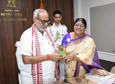 ओडिशा के माननीय राज्यपाल प्रोफेसर गणेशी लाल ने बाल एवं महिला विकास सोसायटी की एक नेक पहल, तीन भाषाओं में ब्रेल प्राथमिक चिकित्सा पुस्तक का अनावरण किया।