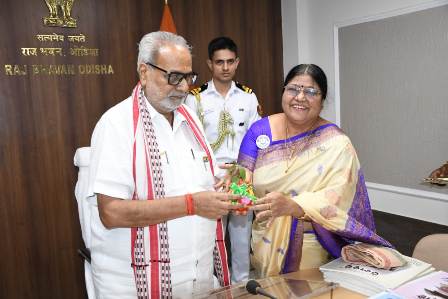 ओडिशा के माननीय राज्यपाल प्रोफेसर गणेशी लाल ने बाल एवं महिला विकास सोसायटी की एक नेक पहल, तीन भाषाओं में ब्रेल प्राथमिक चिकित्सा पुस्तक का अनावरण किया।