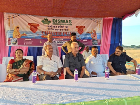 चार दिवसीय आस्था के महापर्व छठ के तीसरे दिन शाम में डूबते हुए सूरज को बिस्वास,भुवनेश्वर के छठव्रतियों ने दिया  सायंकालीन पहला अर्ध्य