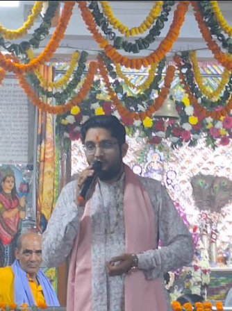 तीन दिवसीय श्रीश्याम फाल्गुनी महोत्सव की  पहली शाम 19 मार्च को आयोजित भजन समारोह में भजनगायक आकाश शर्मा ने की अपने सुमधुर भजनों की बारिश