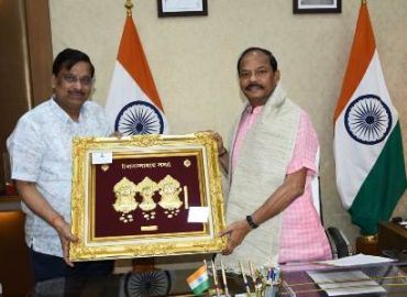मशहूर उद्योगपति रोटेरियन अजय अग्रवाल ने की राज्यपाल रघुवर दास से शिष्टाचार मुलाकात और दी उनको हिन्दू नव वर्ष की बधाई